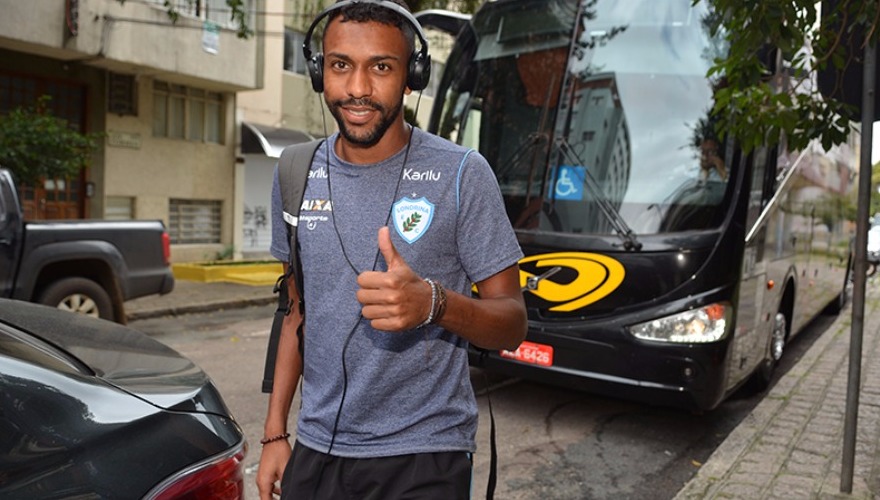 Tubarão já está em Curitiba para enfrentar o Atlético 